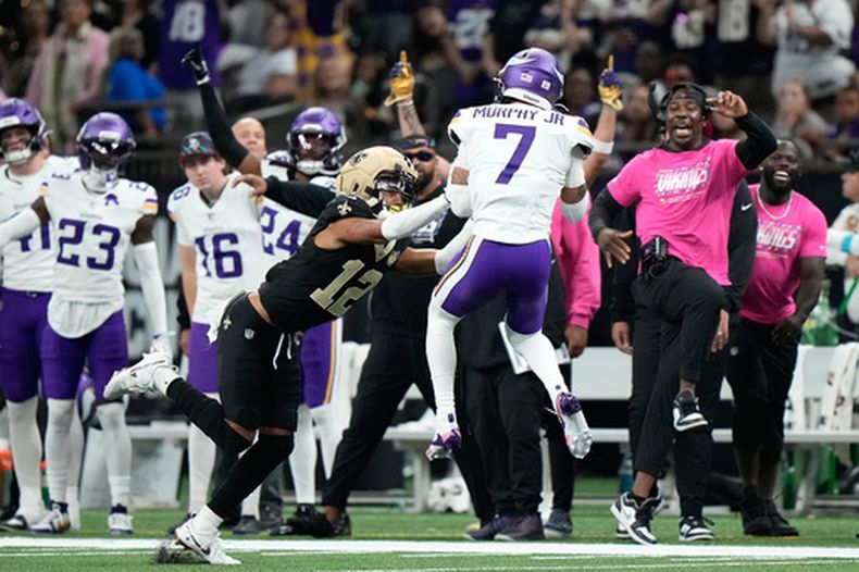 Byron Murphy Jr. (7), cornerback de los Vikings de Minnesota, intercepta un pase que iba destinado a Chris Olave (12), receptor abierto de los Saints de Nueva Orleans, el domingo 11 de octubre de 2026, en Nueva Orleans. (AP Foto/Gerald Herbert)