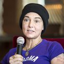 ARCHIVO - La cantautora irlandesa Sinead OConnor asiste a un evento de prensa durante el Festival de Primavera de Budapest en un hotel en Budapest, Hungría, el 22 de abril de 2015. OConnor murió por causas naturales el 26 de julio de 2023, dijo el martes 9 de enero de 2024 un forense de Southwark. OConnor tenía 56 años al morir. (Balazs Mohai/MTI via AP)