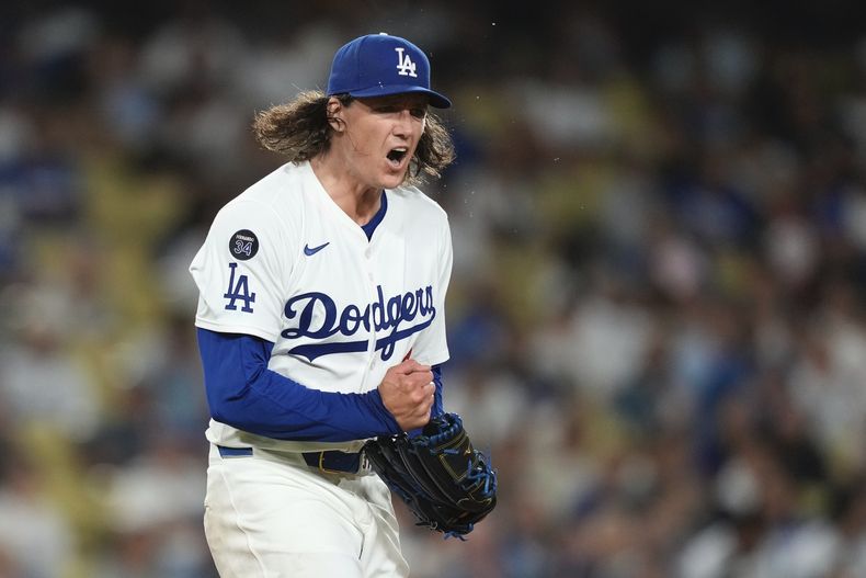 Tyler Glasnow, abridor de los Dodgers de Los Ángeles, celebra después de ponchar a Ezequiel Tovar, de los Rockies de Colorado, para cerrar la parte alta de la séptima entrada del juego de béisbol de Grandes Ligas, el lunes 8 de septiembre de 2025, en Los Ángeles. (AP Foto/Mark J. Terrill)