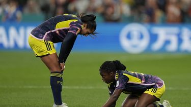 Linda Caicedo, derecha, yace en el césped con una aparente lesión, mientras su compañera de la selección de Colombia Manuela Vanegas la revisa durante el partido de la Copa del Mundo del Grupo H contra Alemania, en el estadio Sydney Football Stadium, en Sidney, Australia, el domingo 30 de julio de 2023. (AP Foto/Rick Rycroft)