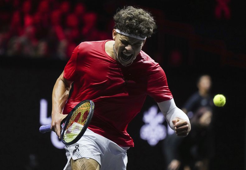 Ben Shelton, del Equipo del Mundo, celebra después de ganar un punto en contra de Arthur Fils, del Equipo Europa, durante el segundo set del partido de individuales en Vancouver, Columbia Británica, el viernes 22 de septiembre de 2023. (Darryl Dyck/The Canadian Press vía AP)