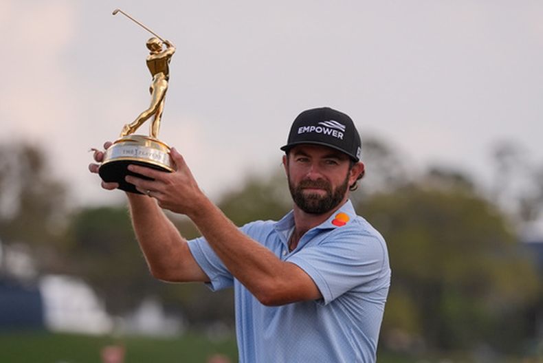 Cameron Young alza el trofeo que lo coronó en el torneo de golf The Players Championship después de la última ronda del torneo, el domingo 15 de marzo de 2026, en Ponte Vedra Beach, Florida. (AP Foto/Gerald Herbert)