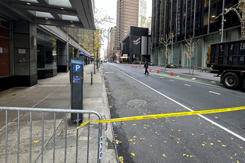 El hotel de Manhattan donde ocurrió el tiroteo el 4 de diciembre del 2024. (AP foto/Joe Frederick)