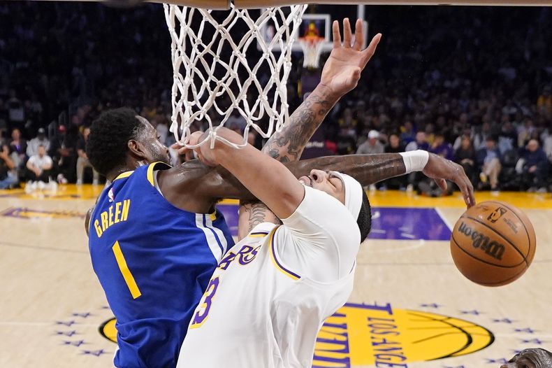 Anthony Davis, de los Lakers de Los Ángeles, y JaMychal Green, de los Warriors de Golden State, colisionan en el encuentro de playoffs disputado el sábado 6 de mayo de 2023 (AP Foto/Mark J. Terrill)