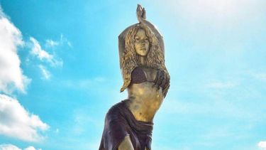inauguran una espectacular estatua de shakira de mas de 6 metros en colombia