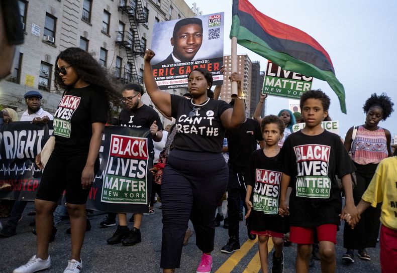 Activistas de Black Lives Matter protestan en el barrio de Harlem de Nueva York, el 16 de julio de 2019. (Foto AP/Craig Ruttle, Archivo)