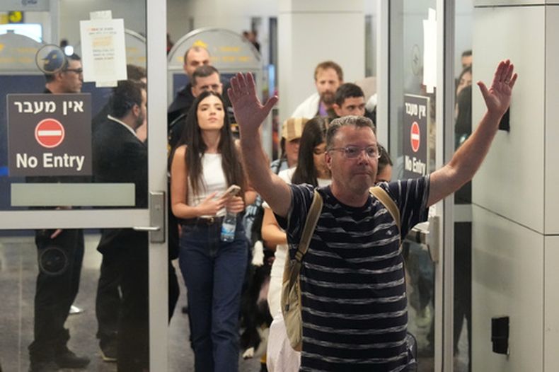 Haim Lazarovich, un pasajero israelí que iba en el vuelo de Flydubai que tuvo que realizar un aterrizaje de emergencia en Arabia Saudí, a su llegada al aeropuerto internacional Ben Gurion, cerca de Tel Aviv, Israel, el 30 de septiembre de 2026. (AP Foto/Ariel Schalit)