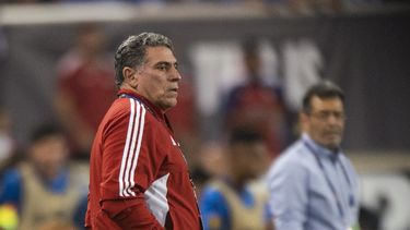 Luis Fernando Suárez, seleccionador de Costa Rica, observa el partido ante El Salvador en la Copa de Oro, el viernes 30 de junio de 2023 (AP Foto/Eduardo Muñoz Álvarez)