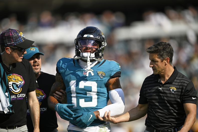 Christian Kirk, de los Jaguars de Jacksonville, es ayudado a salir del campo durante la segunda mitad de un partido contra los Green Bay Packers, el domingo 27 de octubre de 2024, en Jacksonville, Florida (AP Foto/Phelan M. Ebenhack)