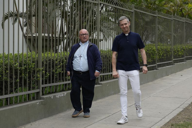ARCHIVO - Los investigadores del Vaticano, el arzobispo Charles Scicluna, izquierda, y el monseñor Jordi Bertomeu, caminan afuera de la Nunciatura Apostólica durante un receso de una reunión con personas presuntamente víctimas de abuso del movimiento católico Sodalicio de Vida Cristiana, en Lima, Perú, el 25 de julio de 2023. (AP Foto/Martin Mejia, archivo)