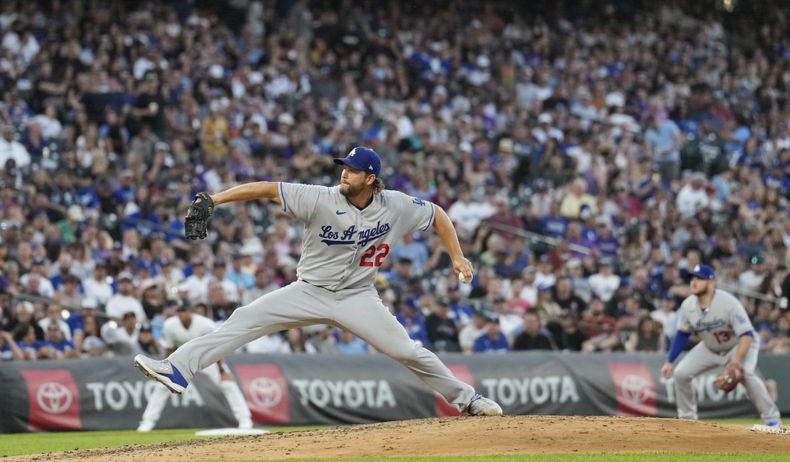 El abridor de los Dodgers de Los Ángeles Clayton Kershaw trabaja la sexta entrada del encuentro ante los Rockies de Colorado el martes 27 de junio del 2023. (AP Foto/David Zalubowski)