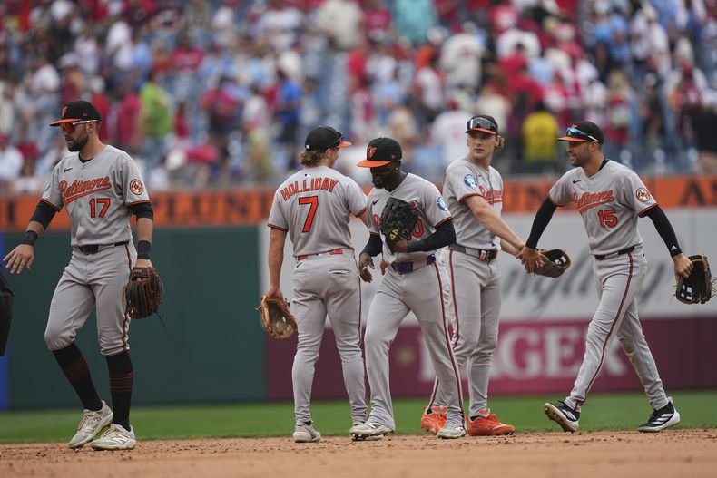 Miembros de los Orioles de Baltimore celebran después de ganar un partido de béisbol contra los Filis de Filadelfia, el miércoles 6 de agosto de 2025, en Filadelfia. (AP Photo/Matt Rourke)