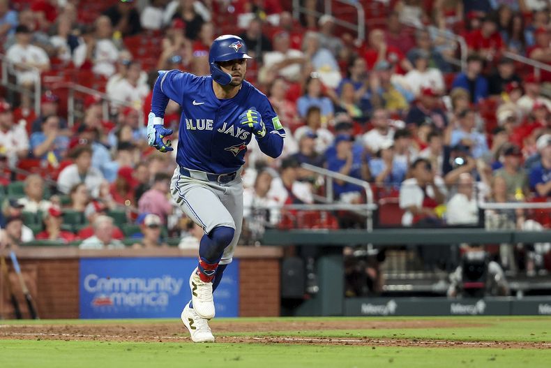 El venezolano Andrés Giménez, de los Azulejos de Toronto, corre a la inicial tras conectar un sencillo ante los Cardenales de San Luis, el martes 10 de junio de 2025 (AP Foto/Scott Kane)