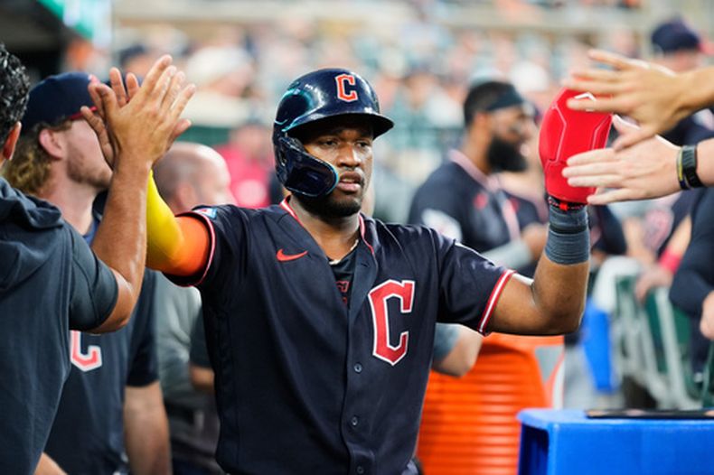El dominicano Ángel Martínez, de los Guardianes de Cleveland, festeja luego de anotar ante los Tigres de Detroit, el miércoles 12 de agostod e 2026 (AP Foto/Paul Sancya)