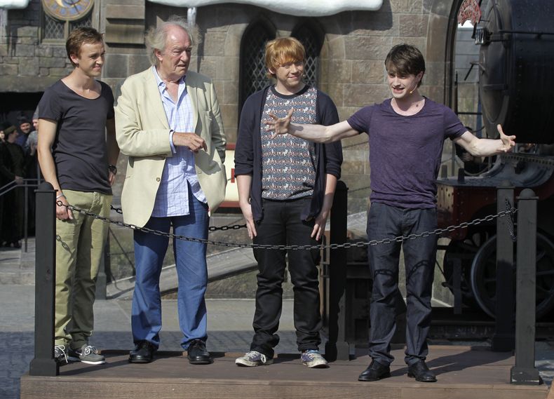 ARCHIVO - Miembros del elenco de Harry Potter, de izquirda a derecha, Tom Felton, Michael Gambon, Rupert Grint, y Daniel Radcliffe en la inauguración de Wizarding World of Harry Potter en el parque de diversiones Universal Orlando en Orlando, Florida, el 18 de junio de 2010. El actor Michael Gambon, quien interpretó a Dumbledore en seis de las ocho películas de Harry Potter murió a los 82 años, dijo su publicista. (Foto AP/John Raoux, archivo)