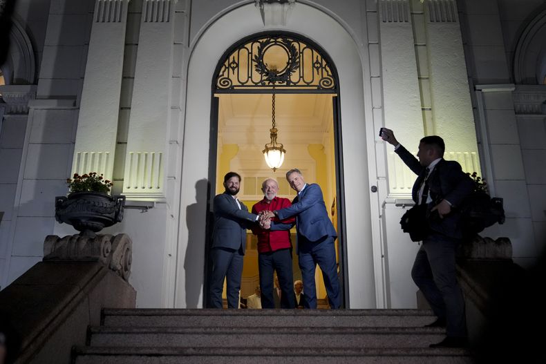 El presidente de Chile, Gabriel Boric (de izquierda a derecha), el presidente de Brasil, Luiz Inácio Lula da Silva, y el presidente electo de Uruguay, Yamandu Orsi, posan para una fotografía afuera de la embajada de Brasil un día antes de la ceremonia de investidura de Orsi, en Montevideo, Uruguay, el viernes 28 de febrero de 2025. (Foto AP/Matilde Campodónico)