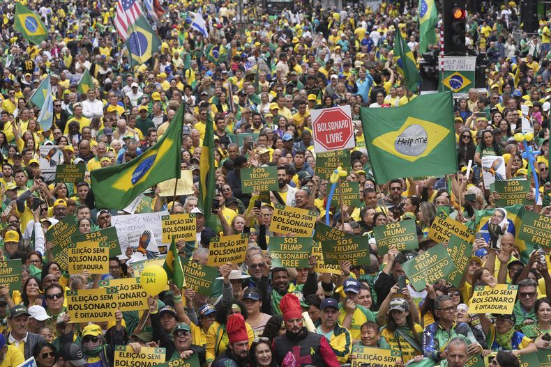 Partidarios del expresidente Jair Bolsonaro protestan contra su juicio en la Corte Suprema, donde está acusado de liderar una trama golpista para mantenerse en el poder tras su derrota electoral en 2022, en Sao Paulo, el domingo 7 de septiembre de 2025. (AP Foto/Andre Penner)