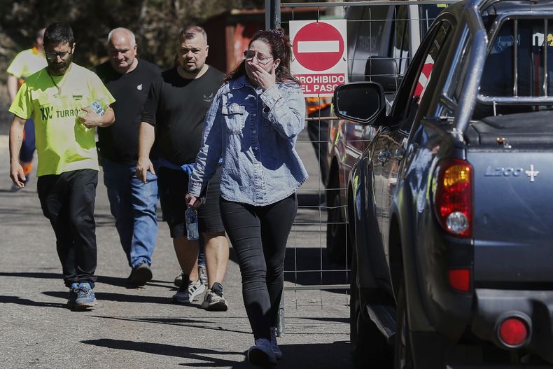 Varias personas se acercan al lugar donde se registró un accidente mortal en una mina en Cerredo, España, el lunes 31 de marzo de 2025. (Carlos Castro/Europa Press vía AP)