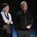 Keith Richards, izquierda, y el gobernador de Connecticut, Ned Lamont, sonríen durante una ceremonia de presentación del primer Premio a la Excelencia del Gobernador de Connecticut, el miércoles 5 de marzo de 2025, en Westport, Connecticut. (AP Foto/Seth Wenig)