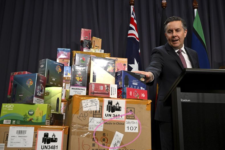 El ministro de Salud de Australia Mark Butler con cajas de cigarrillos electrónicos en conferencia de prensa en Canberra, Australia, el 28 de febrero del 2024. (Lukas Coch/AAP Image via AP)