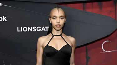 FKA twigs asiste al estreno mundial de The Crow en Village East by Angelika el martes 20 de agosto de 2024 en Nueva York. (Foto Evan Agostini/Invision/AP)