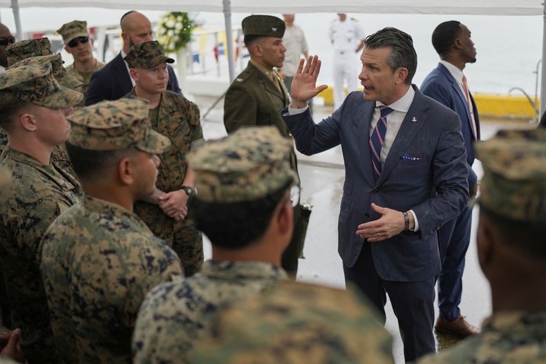 El secretario de Defensa de Estados Unidos, Pete Hegseth, habla con tropas estadounidenses en el puerto de Rodman, Panamá Oeste, el martes 8 de abril de 2025. (Foto AP/Matías Delacroix)