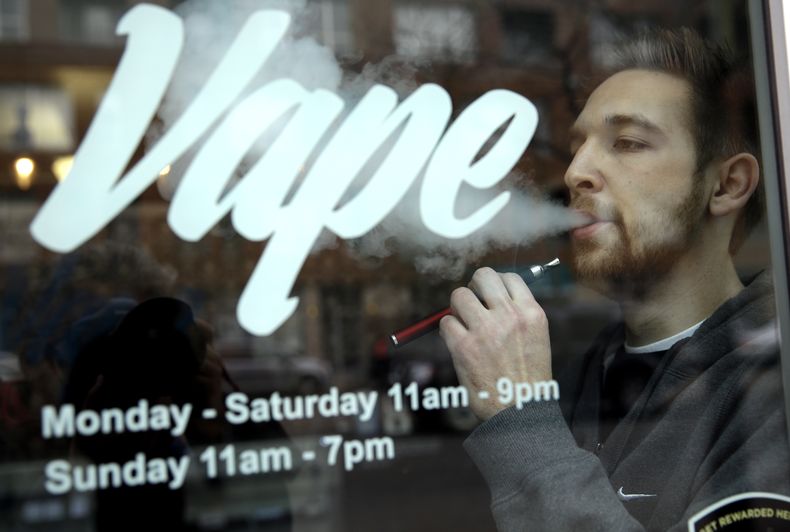 Eric Scheman fuma un cigarro electr&oacute;nico en la tienda Vape, en Chicago, el mi&eacute;rcoles 23 de abril de 2014. El gobierno de EEUU anunci&oacute; el jueves 24 restricciones a la venta de estos productos, como la prohibici&oacute;n de la venta a m