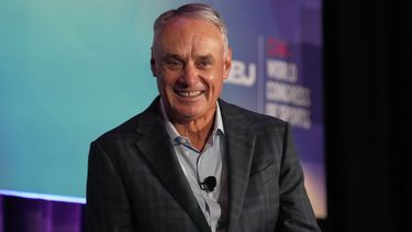 ARCHIVO - El comisionado de las Grandes Ligas, Rob Manfred, habla en el Congreso del Deporte en Nashville, Tennessee, el 22 de abril de 2025 (AP Foto/George Walker IV, File)