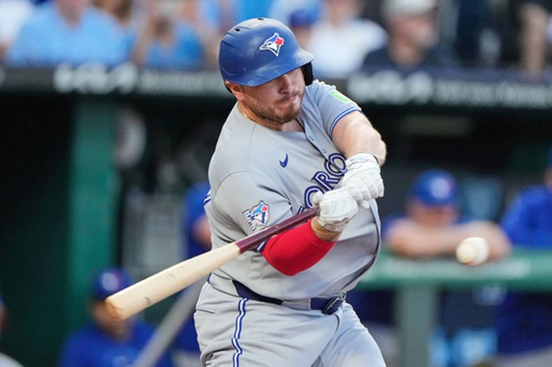 Alejandro Kirk, de los Azulejos de Toronto, batea un sencillo productor durante la primera entrada del juego de béisbol de Grandes Ligas contra los Reales de Kansas City, el viernes 4 de septiembre de 2026, en Kansas City, Missouri. (AP Foto/Charlie Riedel)
