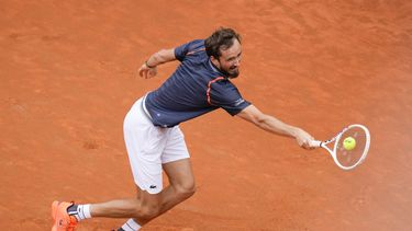 Daniil Medvedev devuelve ante Yannick Hanfmann durante el duelo de cuartos de final del Abierto de Italia, el jueves 18 de mayo de 2023, en Roma. (AP Foto/Alessandra Tarantino)