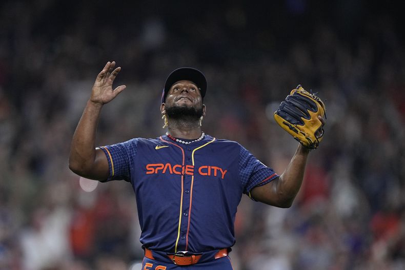 Ronel Blanco, abridor de los Astros de Houston, celebra después de lanzar un sin hit en el partido de béisbol en contra de los Azulejos de Toronto, el lunes 1 de abril de 2024, en Houston. (AP Foto/Kevin M. Cox)