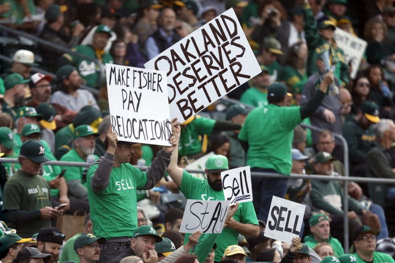 Fanáticos de los Atléticos de Oakland, muestran carteles pidiendo que el equipo no se mude a Las Vegas, durante el juego del martes 13 de junio de 2023 (AP Foto/Jed Jacobsohn)