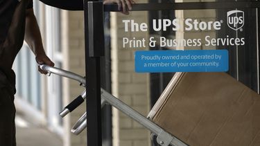 ARCHIVO - Un conductor de UPS entra en una tienda de United Parcel Service con paquetes en Jackson, Mississippi, el lunes 26 de julio de 2021. (AP foto/Rogelio V. Solis, archivo)