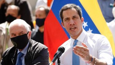 el presidente interino de venezuela juan guaido es felicitado por recibir el premio faes por la libertad
