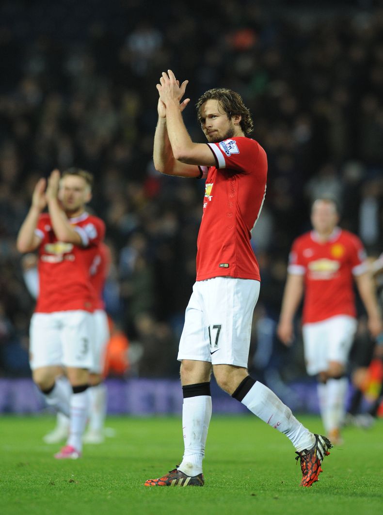 Daley Blind, del Manchester United, aplaude tras el encuentro de la liga Premier inglesa disputado el lunes 20 de octubre de 2014, frente al West Bromwich Albion, en Birmingham (AP Foto/Rui Vieira)