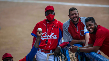 Dos peloteros cubanos desertan en México mientras sus compatriotas brillan en las Grandes Ligas​