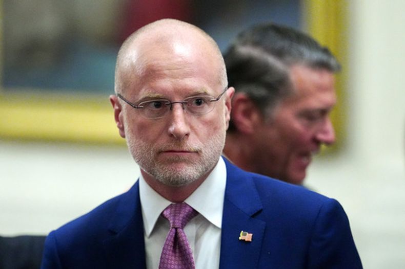 ARCHIVO- El presidente de la Comisión Federal de Comunicaciones, Brendan Carr, abandona un acto en el Salón Este de la Casa Blanca, el 20 de marzo de 2026, en Washington. (Foto AP/Julia Demaree Nikhinson, archivo)