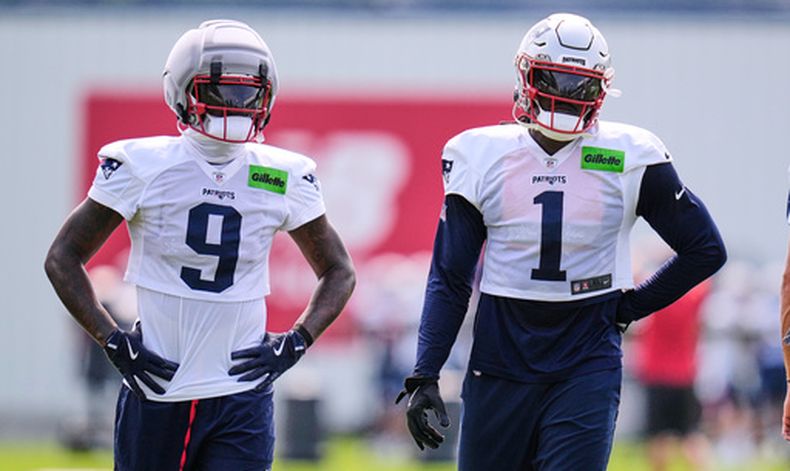 Kayshon Boutte (9) y A.J. Brown (1), receptores abiertos de los Patriots de Nueva Inglaterra, esperan su turno para participar en un ejercicio durante el campalento de entrenamiento del equipo, el lunes 10 de agosto de 2026, en Foxborough, Massachusetts. (AP Foto/Charles Krupa)