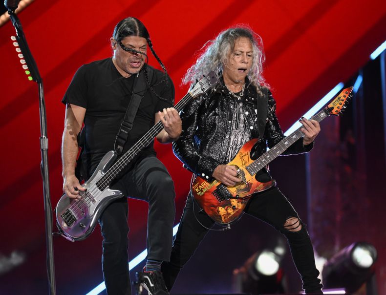 ARCHIVO - Robert Trujillo, izquierda, y Kirk Hammett de Metallica durante su presentación en el Festival Global Citizen el 24 de septiembre de 2022, en Central Park en Nueva York. Metallica se presentará en cuatro conciertos en la Ciudad de México del 20 al 29 de septiembre de 2024. (Foto Evan Agostini/Invision/AP, archivo)