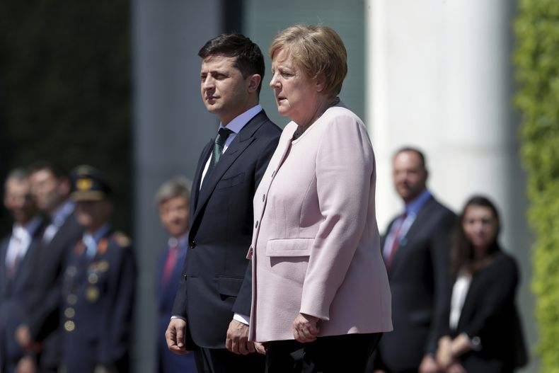 EUR-GEN_MERKEL-0.jpg