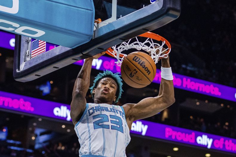 ARCHIVO - Kai Jones, alero de los Hornets de Charlotte, realiza una clavada durante el encuentro ante el Magic de Orlando, el 3 de marzo de 2023 (AP Foto/Scott Kinser, archivo)