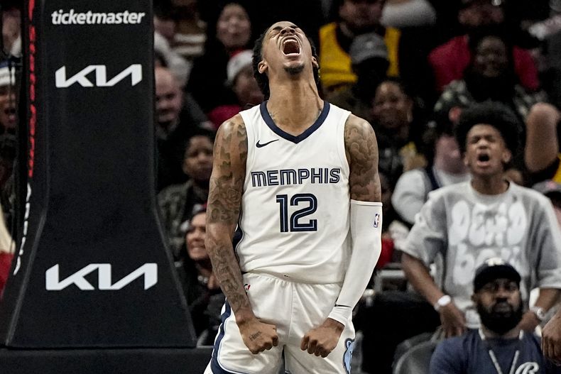 Ja Morant, de los Grizzlies de Memphis, festeja una volcada en el duelo del sábado 23 de diciembre de 2023, ante los Hawks de Atlanta (AP Foto/Mike Stewart)