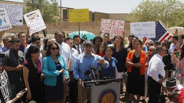 Legislador texano difunde video de migrantes detenidas