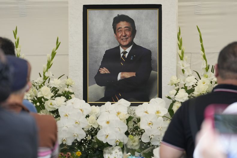 Varias personas recuerdan al ex primer ministro Shinzo Abe en Tokio, Japón, el sábado 8 de julio de 2023, en el primer aniversario de su asesinato. (AP Foto/Shuji Kajiyama)