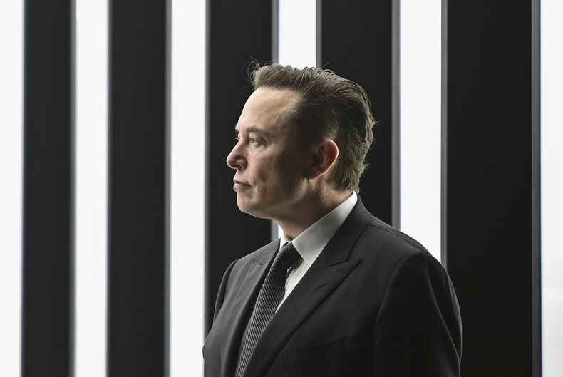 ARCHIVO – El CEO de Tesla, Elon Musk, asiste a la inauguración de la fábrica de Tesla Berlin Brandenburg en Gruenheide, Alemania, el 22 de marzo de 2022. (Patrick Pleul/Pool vía AP, Archivo)