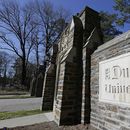 ARCHIVO – En esta imagen del 28 de enero de 2019, se muestra la entrada al campus principal de la Universidad de Duke, en Durham, Carolina del Norte. (AP Foto/Gerry Broome, Archivo)