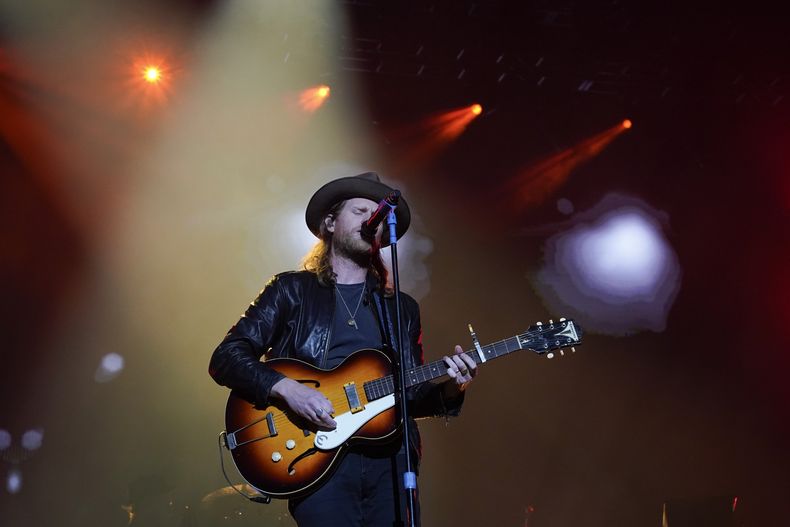 Wesley Schultz de The Lumineers durante su concierto en el festival Corona Capital en la Ciudad de México, el domingo 19 de noviembre de 2023. (Foto AP/Aurea Del Rosario)