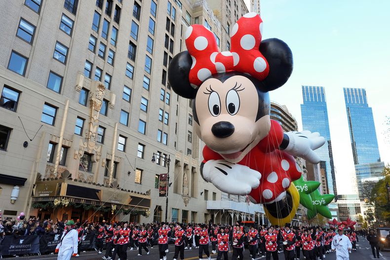 El globo de Minnie Mouse de Disney flota por Central Park South durante el Desfile del Día de Acción de Gracias de Macys, el jueves 27 de noviembre de 2025, en Nueva York. (Foto AP/Frank Franklin II)