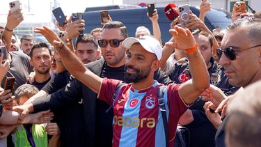 Mohamed Salah, de Egipto, saluda a fanáticos mientras porta la camiseta del Trabzonspor, su nuevo equipo, al llegar al aeropuerto de Estambul, el miércoles 5 de agosto de 2026, en Estambul, Tuquía. (Samet Yalcin/DIA Photo via AP)