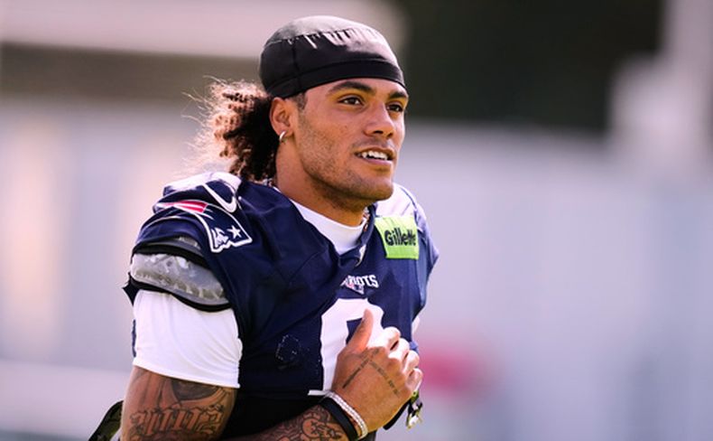 El cornerback de los Patriots de Nueva Inglaterra Christian Gonzalez corre en el campo de práctica durante el campamento de entrenamiento el viernes 31 de julio del 2026. (AP Foto/Charles Krupa)